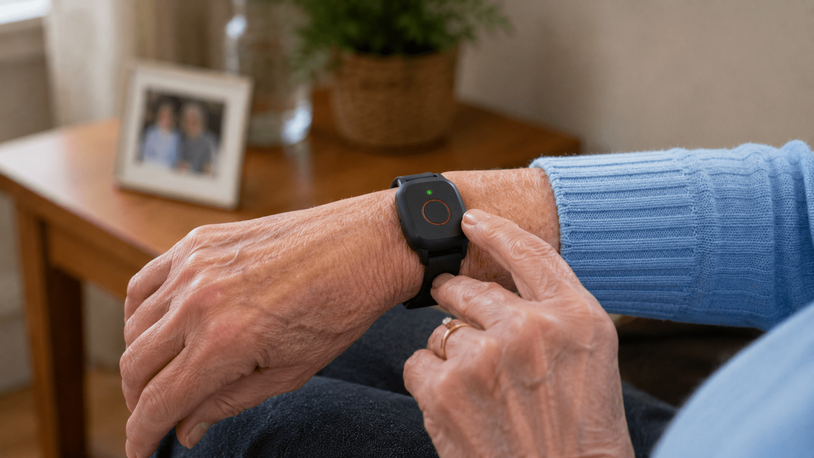 Senior bedient eine Notrufuhr am Handgelenk