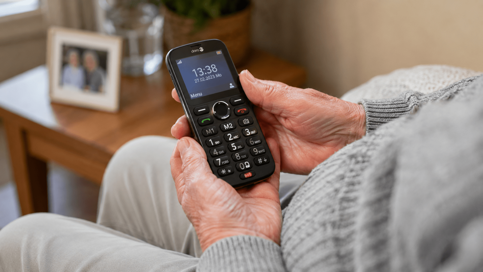 Senior hält ein Seniorenhandy mit großen Tasten